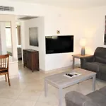 232 Fully Furnished 1Br Suite-Prime Location