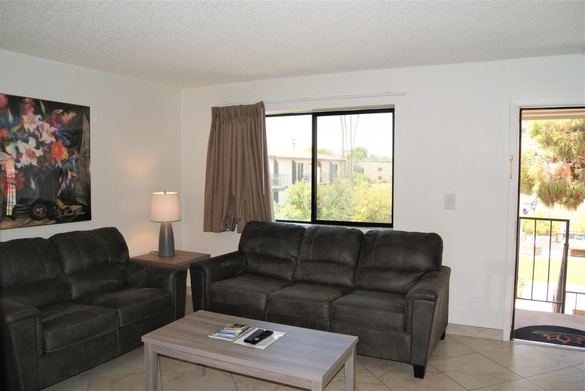 232 Fully Furnished 1br Suite-prime Location *
